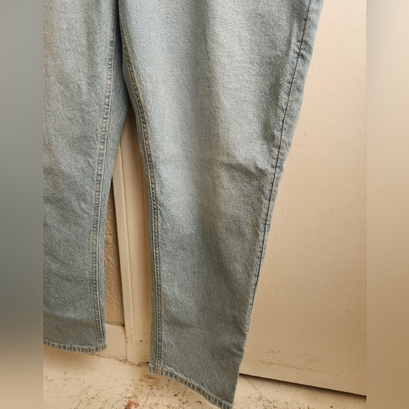 NWT H&M- High Rise Mom Jean - Picture 6 of 11